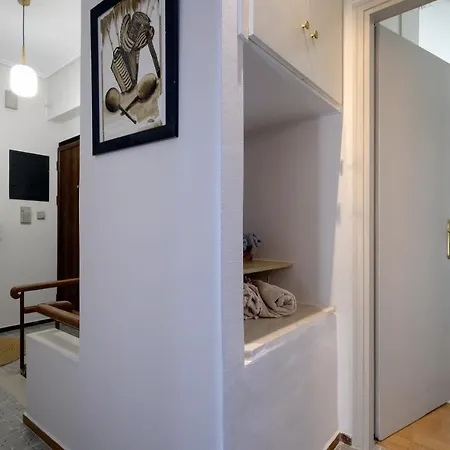 Relaxed Art Deco Maisonette Pagrati