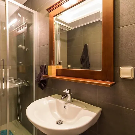 Comfortable And Spacious 2 Bdr Apartment *
