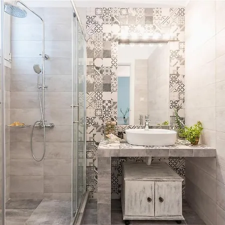 Casa Pamisou Near Attiki Metro Station * Athen