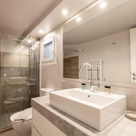 Plaka's Privileged Apartment