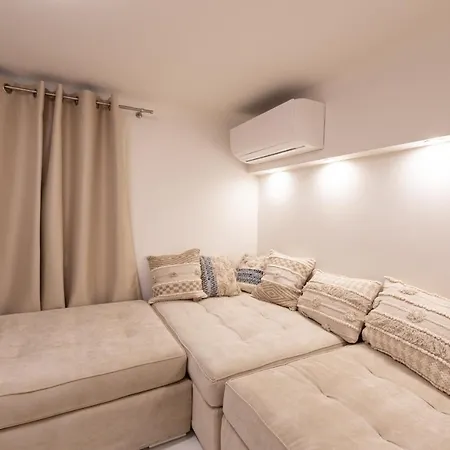 Plaka's Privileged Apartment *