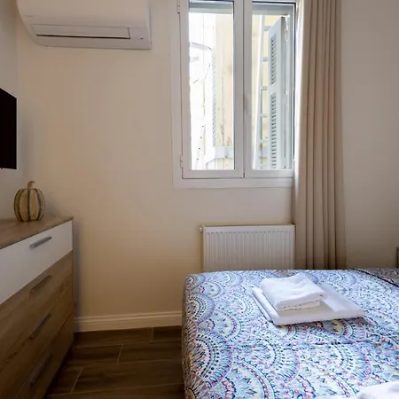 Plaka's Privileged Apartment