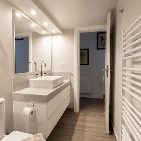 Plaka's Privileged Apartment *