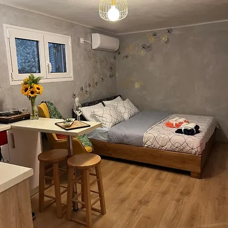Cozy Tiny In The Heart Of Plaka Athens