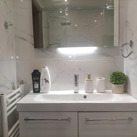 Elegant Apartment *