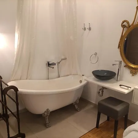 Elegant Apartment *