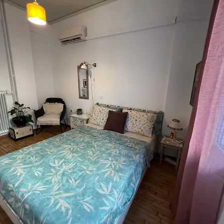 Comfortable 2-bedroom Near City Center 100m From Metro Apartment