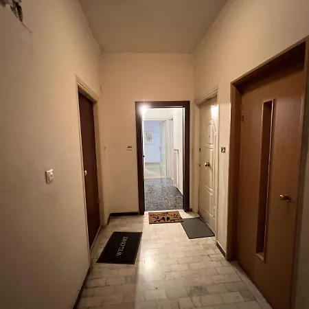 Comfortable 2-bedroom Near City Center 100m From Metro Apartment