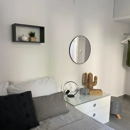 Tiny Little House Apartment *