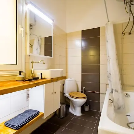 Apartment Emporikon Steps From Historic Center Athens