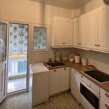 Comfortable 2-bedroom Near City Center 100m From Metro Athens