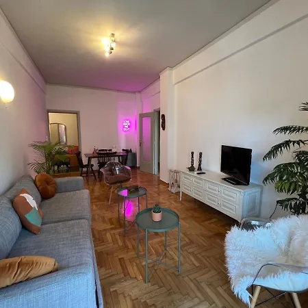 Comfortable 2-bedroom Near City Center 100m From Metro Apartment