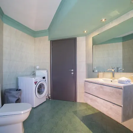 Spacious Modern With Great Rooftop View *