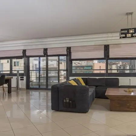 Spacious Modern With Great Rooftop View *