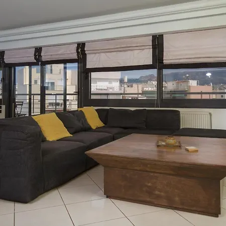 Spacious Modern With Great Rooftop View *