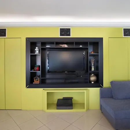 Apartment Spacious Modern With Great Rooftop View