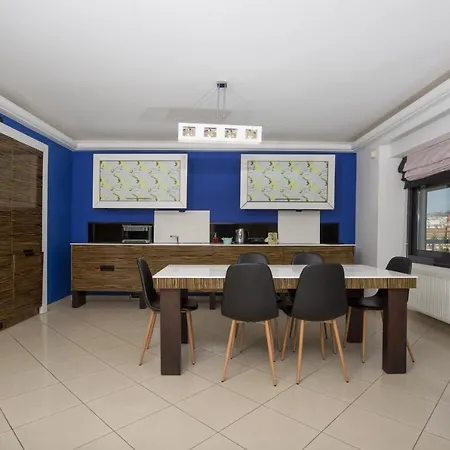 Apartment Spacious Modern With Great Rooftop View