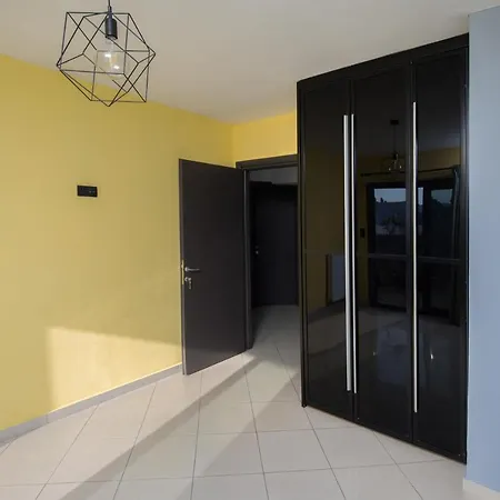 Spacious Modern With Great Rooftop View Apartment *
