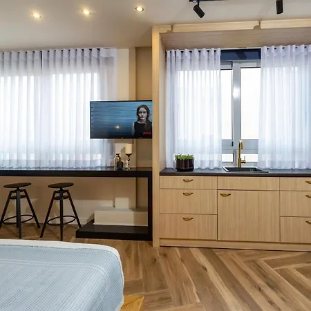 Triple A - 3 Squares - Free Parking! Apartment *