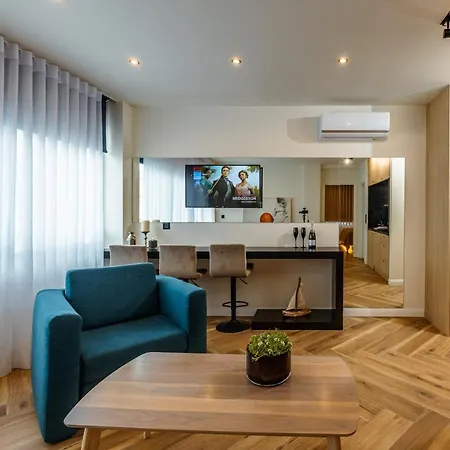 Triple A - 3 Squares - Free Parking! Apartment