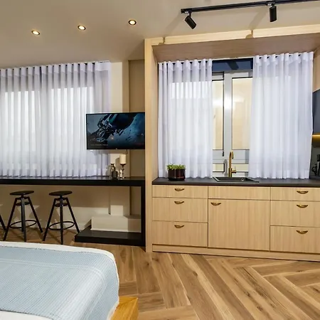 Triple A - 3 Squares - Free Parking! Apartment
