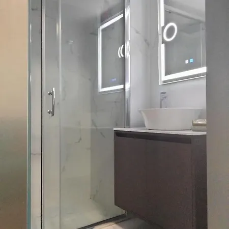 Modern-lux 1 Bedroom Apartment *