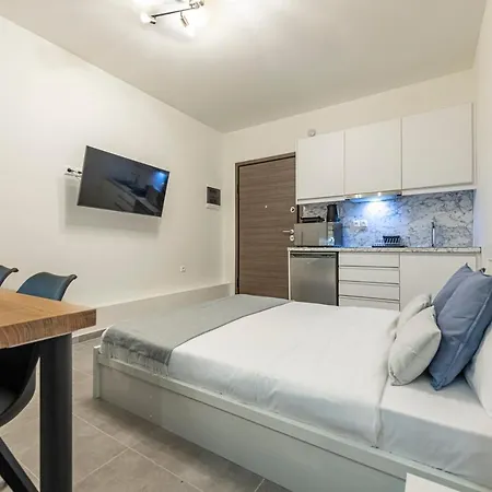 Phaedrus Living: Center Executive Flat Stadiou *