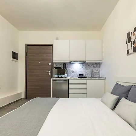 Phaedrus Living: Center Executive Flat Stadiou