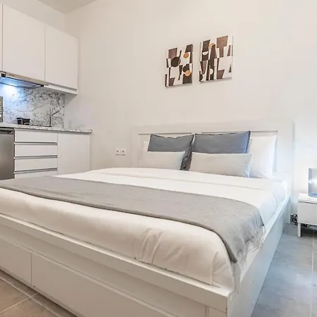 Phaedrus Living: Center Executive Flat Stadiou *