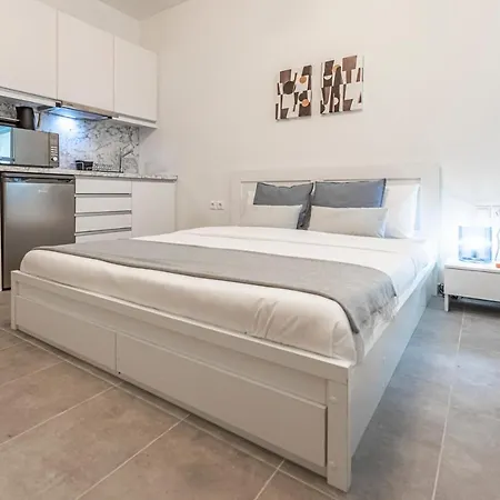 Phaedrus Living: Center Executive Flat Stadiou *