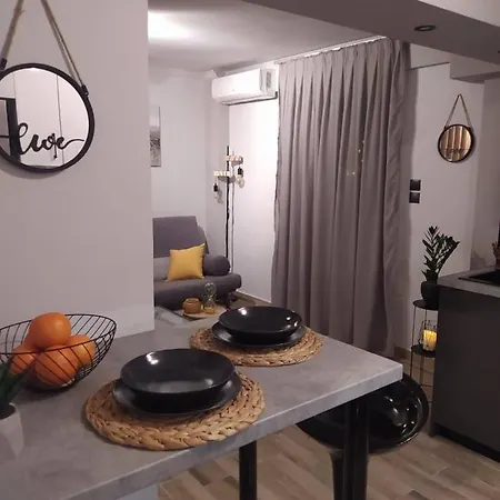 Hesperides Garden Apartment *