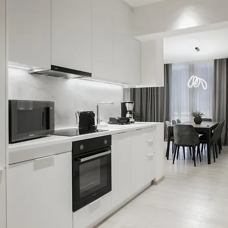 Ultra Chic Modern 4 Bedrooms In Apartment *