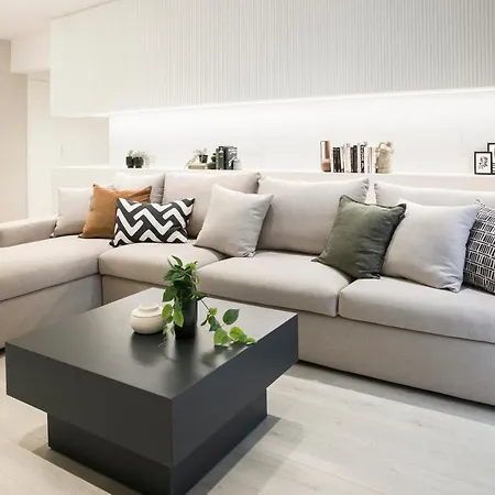Ultra Chic Modern 4 Bedrooms In Apartment