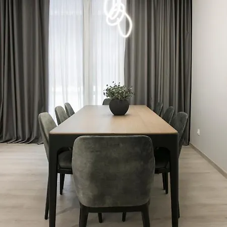 Ultra Chic Modern 4 Bedrooms In Apartment *