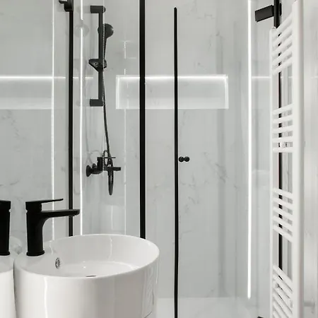 Ultra Chic Modern 4 Bedrooms In Apartment *