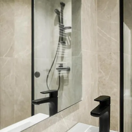 Ultra Chic Modern 4 Bedrooms In Apartment *