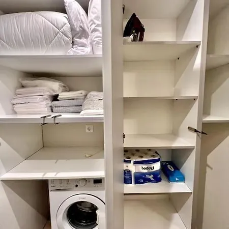 Lovely 1-bedroom 2 Minutes From Beach Διαμέρισμα *