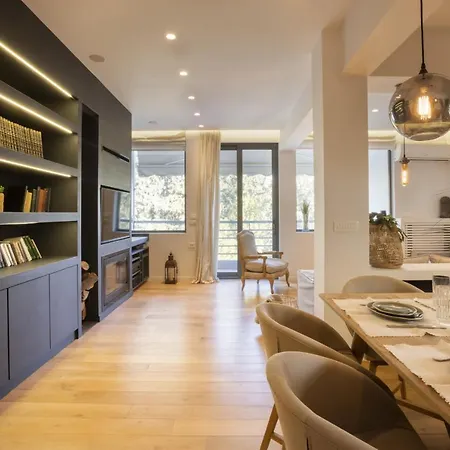 Elegant, Chic, Hip 2 Bedroom W/ Forest View In Athens!