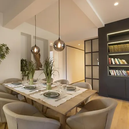 Elegant, Chic, Hip 2 Bedroom W/ Forest View In Athens!