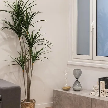 Acropolis Holmes Apartment *