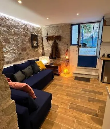 Apartment Stone Near Acropolis & Metro 石头记 Felsenhohle