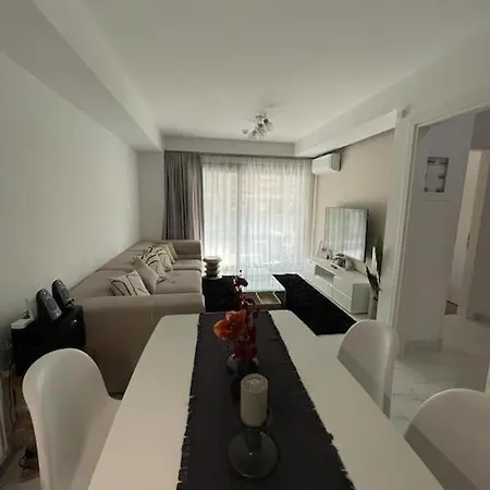 Niarchos Iii Apartment *