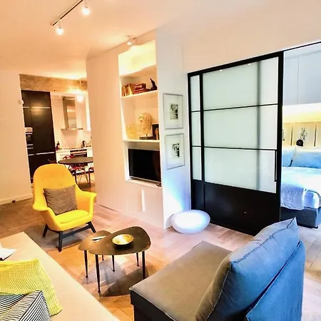 Vibrant Urban Chic Apartment *