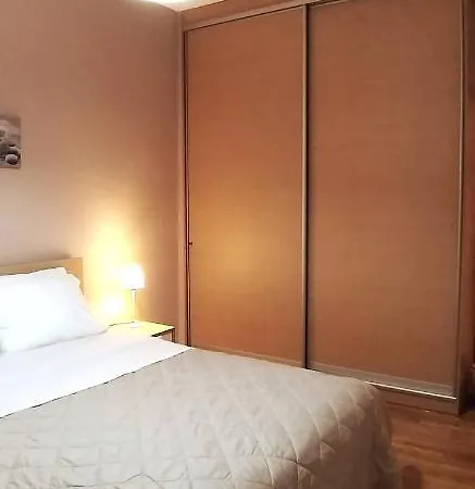 Modern Home, 6' From The Metro