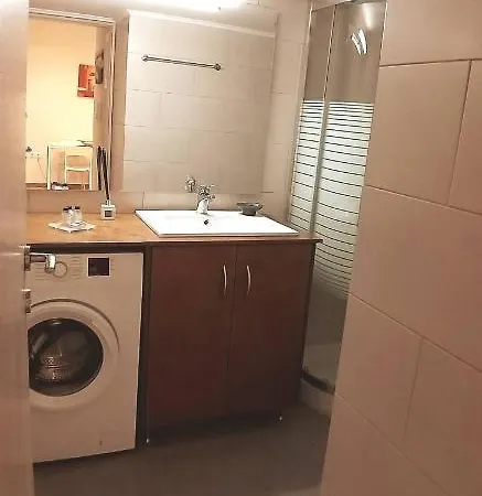 Modern Home, 6' From The Metro Apartment