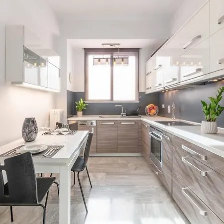 Foothills Of Acropolis-thissio 3 Bdrm Appartement *