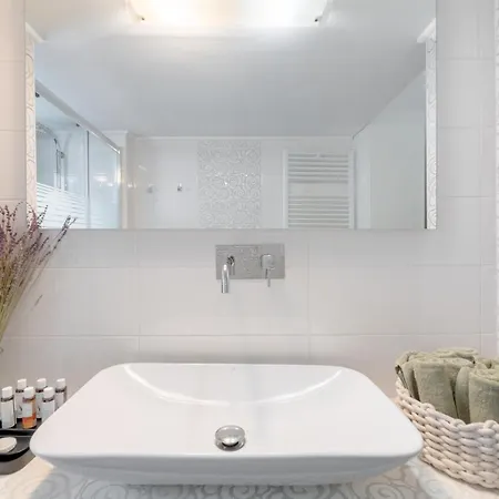 Foothills Of Acropolis-thissio 3 Bdrm Athens
