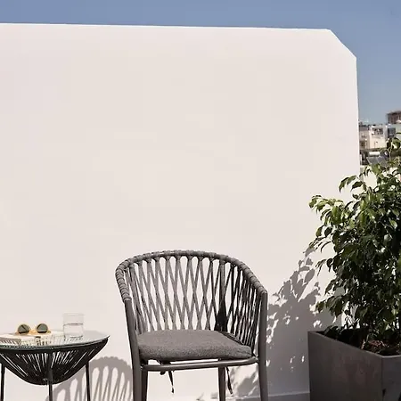 A Sunkissed Retreat Under The Acropolis *