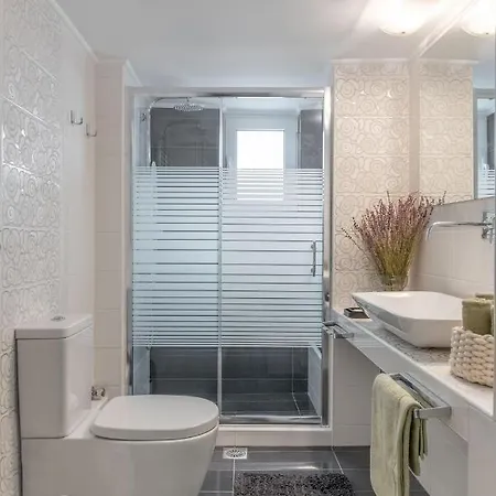 Foothills Of Acropolis-thissio 3 Bdrm Apartment *
