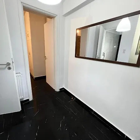 Beautiful With Private Yard *